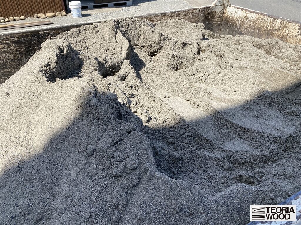 トラックに積まれた砂