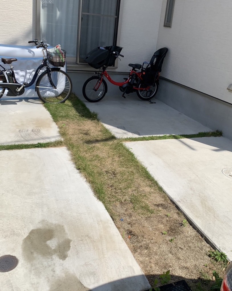 DIYする前、芝が残った駐車場